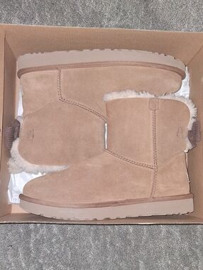 UGG Women's Short Suede Shearling Boot - Chestnut/Tan